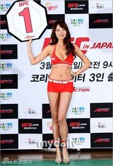 组图：韩格斗擂台女郎爆乳助阵选手出征