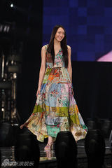 组图：东京时尚秀第二辑 泽尻火鸟装争艳Angelababy(杨颖)周秀娜