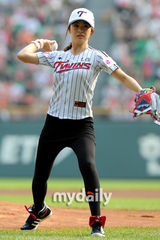 组图：金泰熙为棒球比赛开球 英姿飒爽有模有样