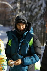 组图：《爸爸》爸爸们全副武装 冰天雪地劈木头