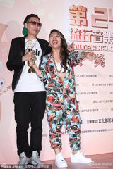 组图：葛仲珊获最佳新人奖 登台表演花裙抢镜