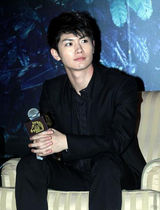 组图：三浦春马访台粉丝接机 宣传新片玩睫毛夹牙签