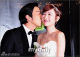 组图：韩星HaHa大婚 记者会上吻新娘