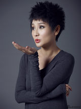 组图：孔琳时尚大片长裙红唇温暖如故