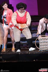 组图：曾志伟薛家燕扮肥姐 郑欣宜隔空寄思念