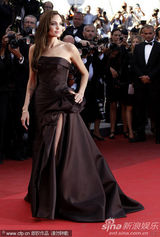 高清组图：《生命之树》首映 朱莉皮特亮相秀恩爱