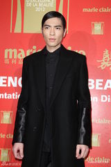 组图：萧敬腾张悬出席公益活动献唱表爱心