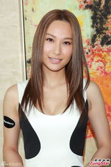 组图：徐子珊针灸治腰伤 受伤对生宝宝没影响