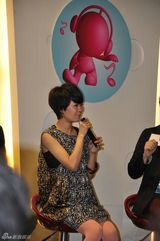 幻灯图集：郁可唯首张专辑制作完成 父母现身打气