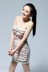 幻灯图：女星孟茜全新写真 为新电影拍宣传照