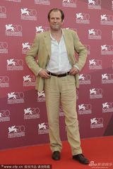 组图：《小帕特里亚》发布 女主上演香艳湿吻秀