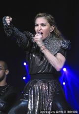 组图：麦当娜脱衣露底 与男伴当众调情