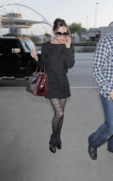 组图：维多利亚现身机场 身穿黑色连身裙黑色丝袜