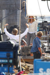 组图：希安-拉博夫和女主角《变形金刚3》片场来电