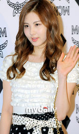 组图：少女时代成员允儿徐贤等观看服装展