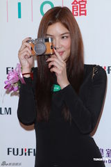 组图：乐基儿现身揭幕礼 黑色大透背装抢镜