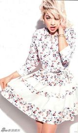 组图：歌手Rita Ora登杂志 露胸吃棒糖玩诱惑