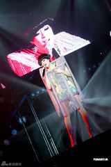 组图：郑秀文红色骑士装广州开唱 黄色旗袍秀性感 