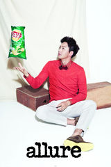 组图：韩星李廷镇拍写真 展欢快顽皮气质