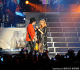 组图：黛米-洛瓦托洛杉矶开唱 挺胸豪唱勾魂四射