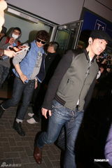 组图：韩国2PM成员闪电现身香港 众多粉丝机场守候