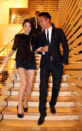 组图：张雨绮捞金秀玉腿 获俊男搀扶娇羞卖萌