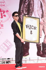 组图：周汤豪长针眼戴墨镜遮丑 公布择偶条件