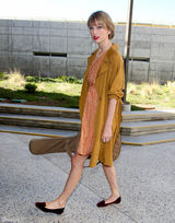 高清组图：泰勒-斯威夫特现身机场 复古田园风