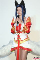 组图：张景岚戴猫耳卖萌 自曝前任是游戏宅男