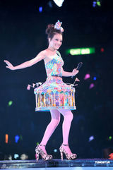 组图：容祖儿香港红馆开唱 与舞伴亲密不尴尬