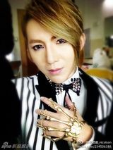 组图：好声音视觉美男梁君诺私照 网曝整容传言