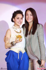 组图：阿娇亮相专辑发布会 与胡彦斌甜蜜对唱