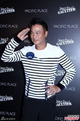 组图：任达华中秋节陪爱女 周汶锜拒谈感情事