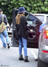 组图：阿尔芭潮装抢镜 头戴宽檐帽变时尚达人