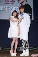 组图：JPM王子撇绯闻女友杨丞琳提前庆生