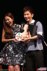 组图：谢安琪力挺好友大胆告白 张智成约上沙发