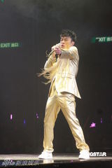 组图：许志安出道25周年红馆开唱 郑秀文捧场