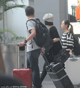 组图：姚贝娜素颜黑装现身机场 遇粉丝索签名