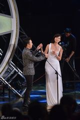 组图：林志玲金马奖大秀性感 和黄渤暧昧欲接吻