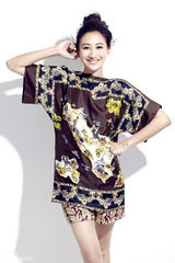 组图：曾泳醍异域风情写真笑容甜美