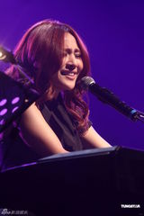 组图：梁文音办小型个唱 “姐妹淘”严爵弹琴献声