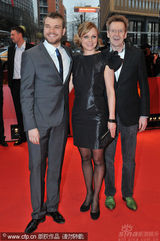 幻灯图集：电影《一家人》首映 导演佩妮莱蓝裙亮眼