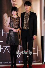 组图：玄彬林秀晶亲密亮相宣传新片《爱，不爱》