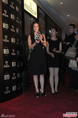 组图：赵薇黑裙亮相难掩疲态 与苏有朋可耍脸色