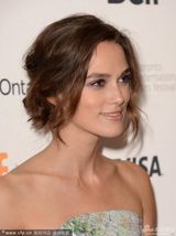 组图：《歌曲》发布会 奈特利抹胸裙清新靓丽