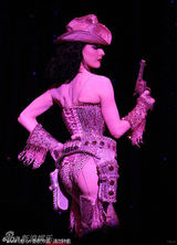 组图：脱衣舞娘万提斯热辣表演当众抛奶罩