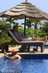 组图：韦唯穿比基尼火辣依旧 与绯闻男友海边慢跑