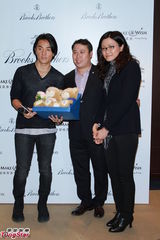 组图：郑伊健亮相慈善与小朋友互动