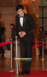 组图：百想红毯朴有天帅气 女星主打黑裙秀性感