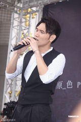 组图：杨宗纬歌迷送养声妙方 不怕与萧敬腾比较